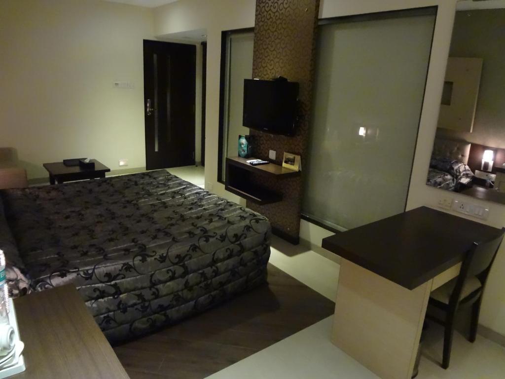 Hotel Capitol Thane Room photo